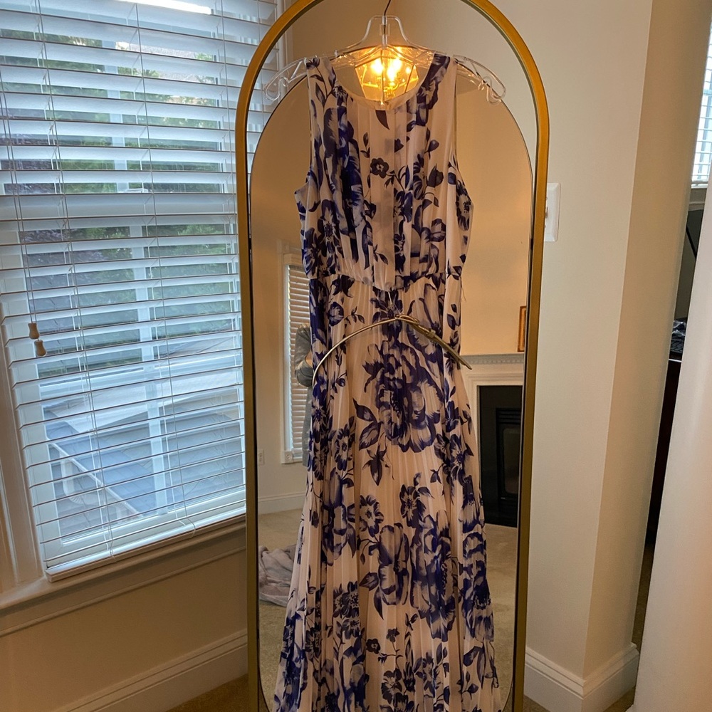 Pleated flower dress white and blue with silver belt - Picture 3 of 6